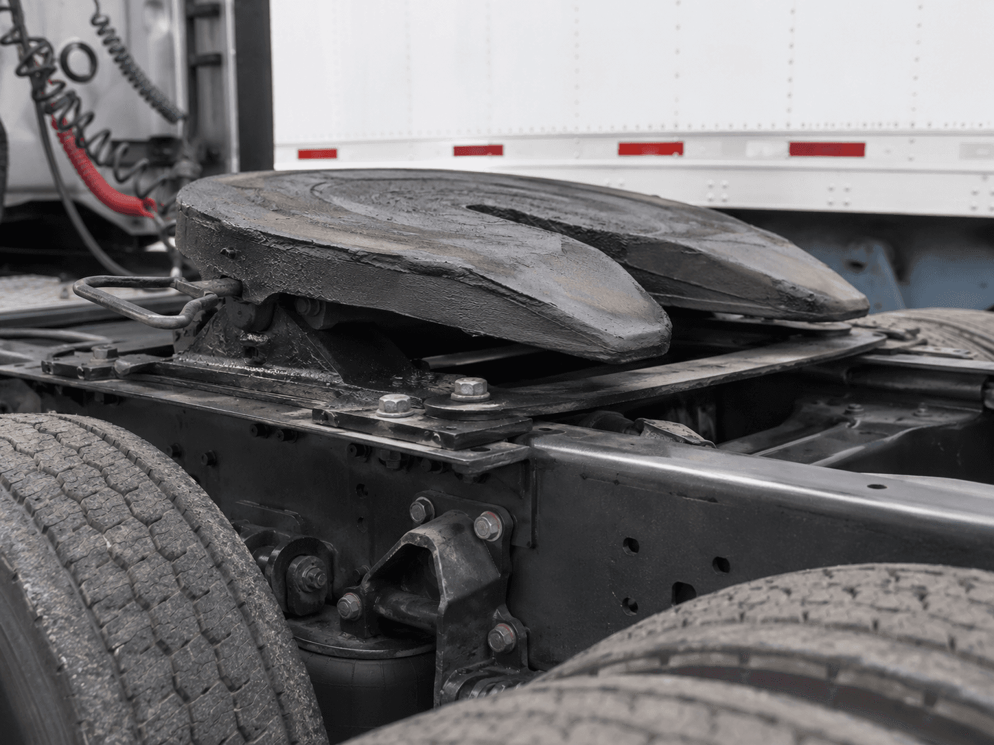 Fifth wheel coupling on the tractor frame, seen from beside the truck